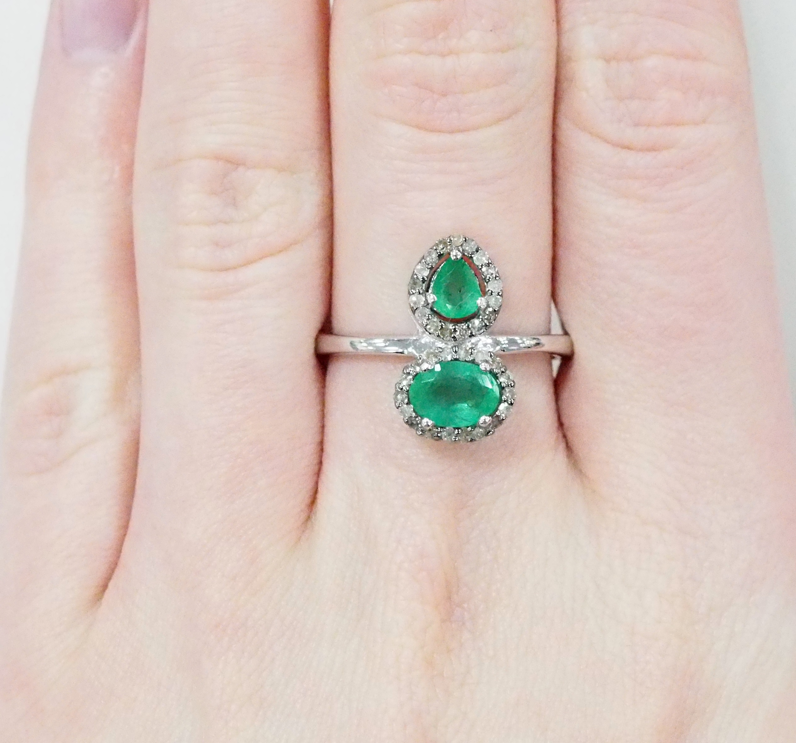 Серебряное кольцо 925 пробы; родий черный; вставки 2 Изумруд (О) 3/Г3 1,1 ct; 35 Бр.Кр-17 3/3 0,27 c
